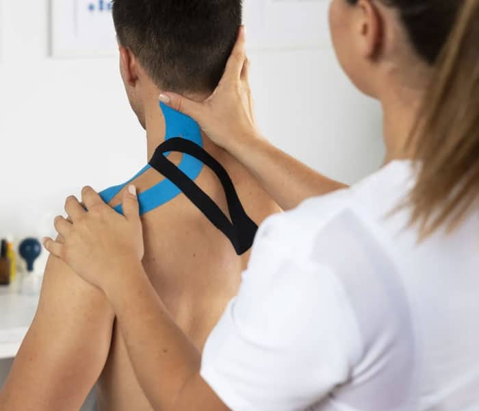fisioterapeuta sujetando el cuello de un paciente