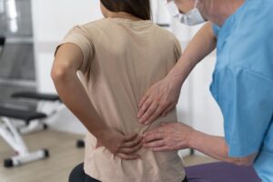 asistente medico ayudando al paciente con ejercicios de fisioterapia