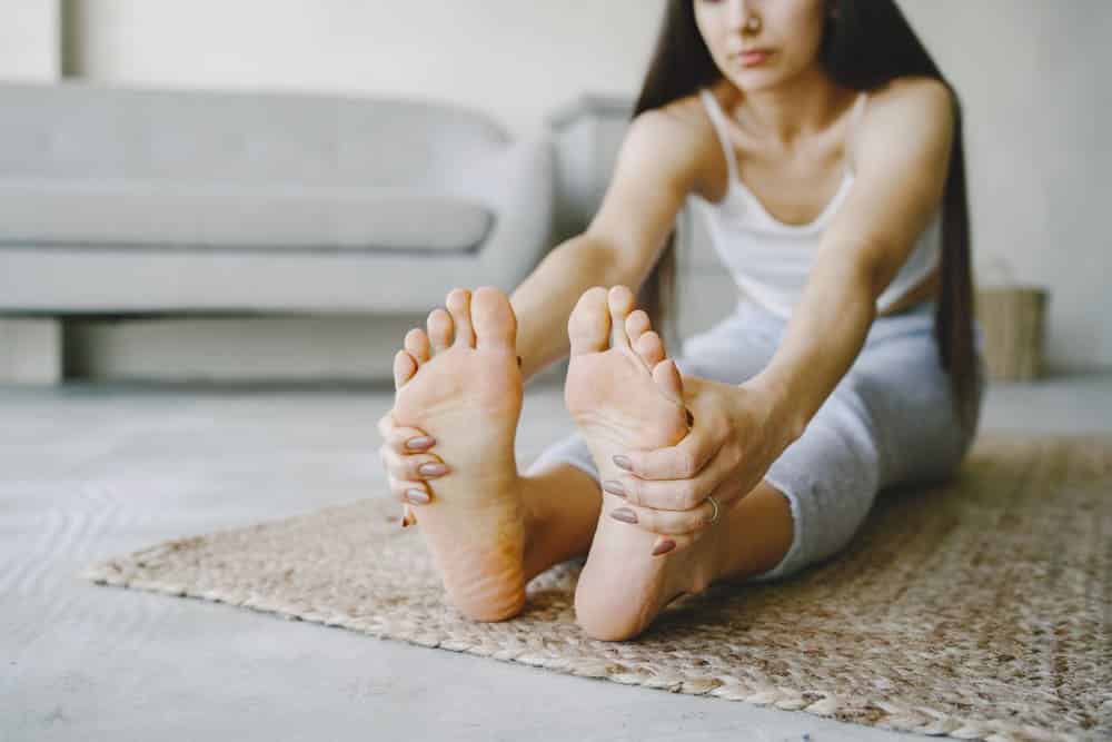 chica haciendo ejercicios de yoga en casa