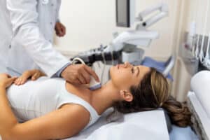 mujer se realiza ecografía glándula tiroides