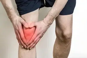dolor rodilla hombre lesion atleta
