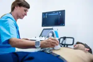 hombre recibiendo ultrasonido del abdomen