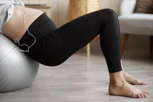 mujer embarazada haciendo ejercicio en casa