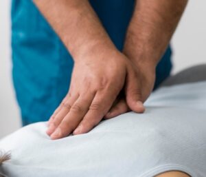 manos dando masaje en los hombros de una paciente