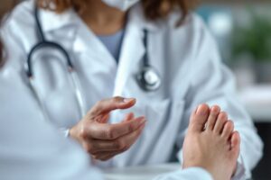 medico revisando pie consulta podologica