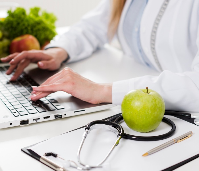 nutricionista escribiendo en un portatil