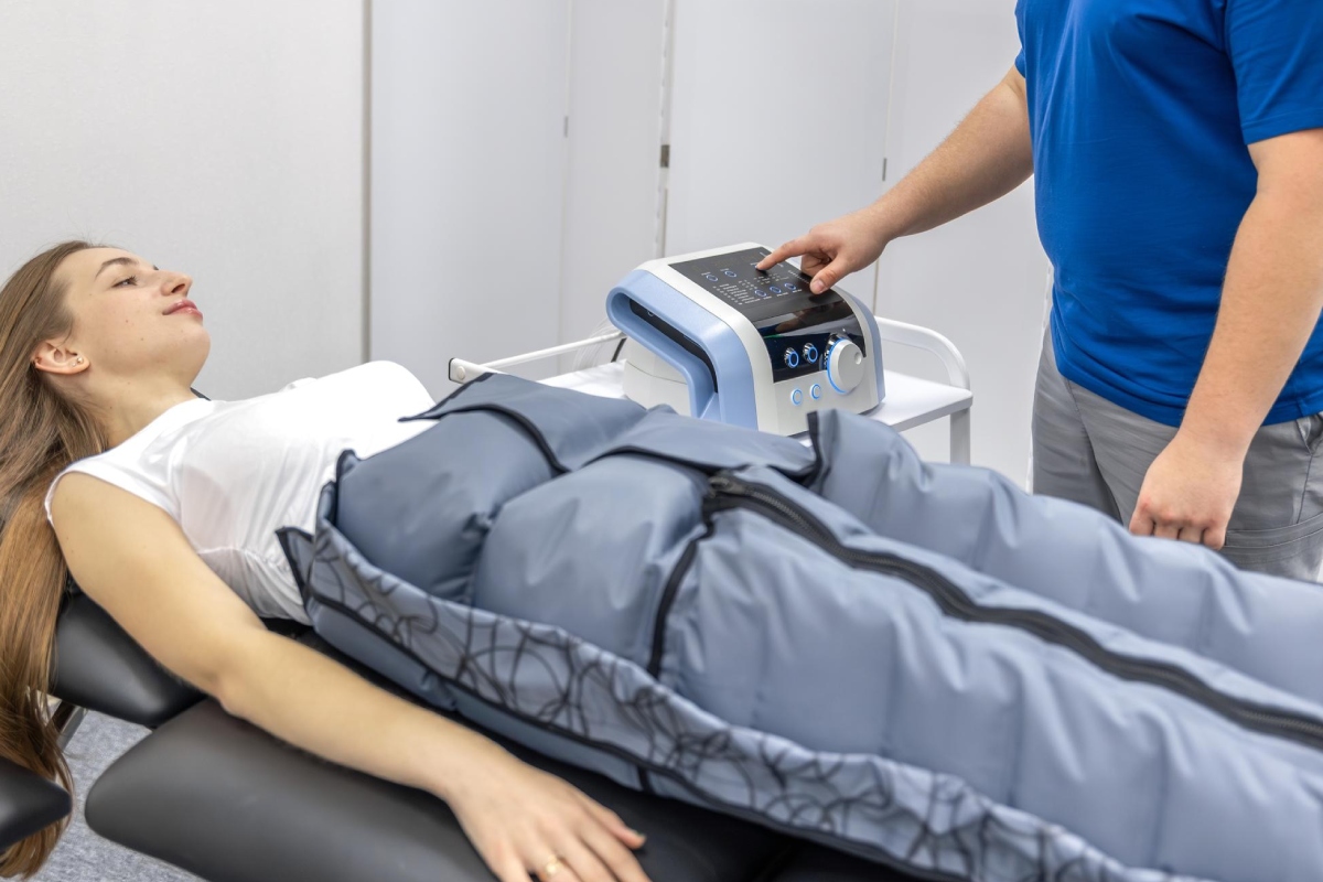 fisioterapeuta configurando maquina de presoterapia